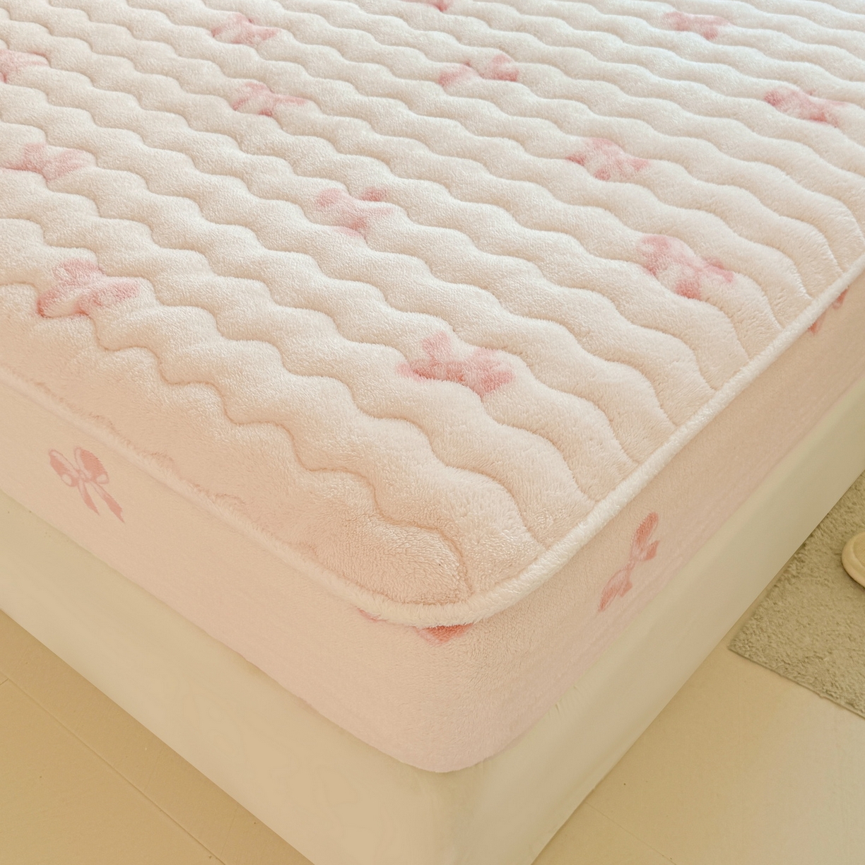 91家纺网 家纺一手货源 找家纺 LIFE.丽芙 2025秋冬新款北极绒加厚夹棉单床笠款床垫子保护套牛奶绒保暖床罩子三件套 蝶梦-粉