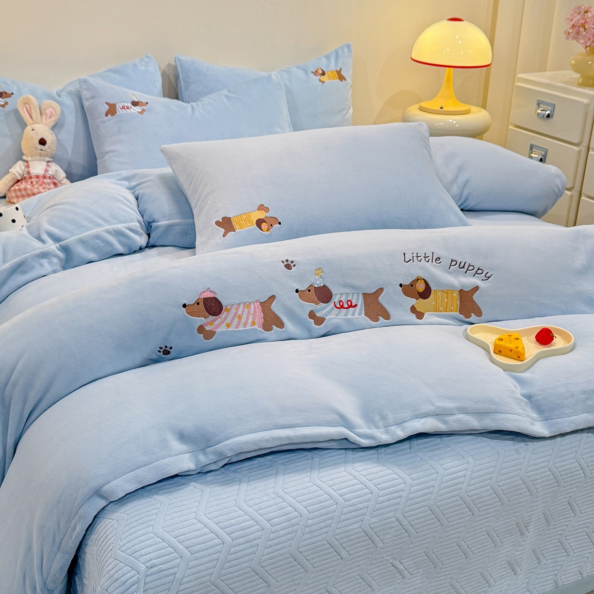 91家纺网 家纺一手货源 找家纺 新方向 2025新款全消光A类刺绣牛奶绒四件套-腊肠狗 腊肠狗-星月蓝