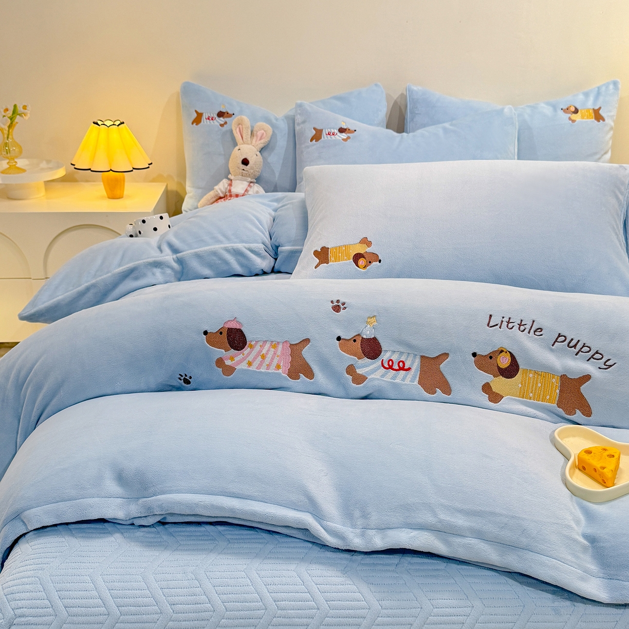 91家纺网 家纺一手货源 找家纺 新方向 2025新款全消光A类刺绣牛奶绒四件套-腊肠狗 腊肠狗-星月蓝