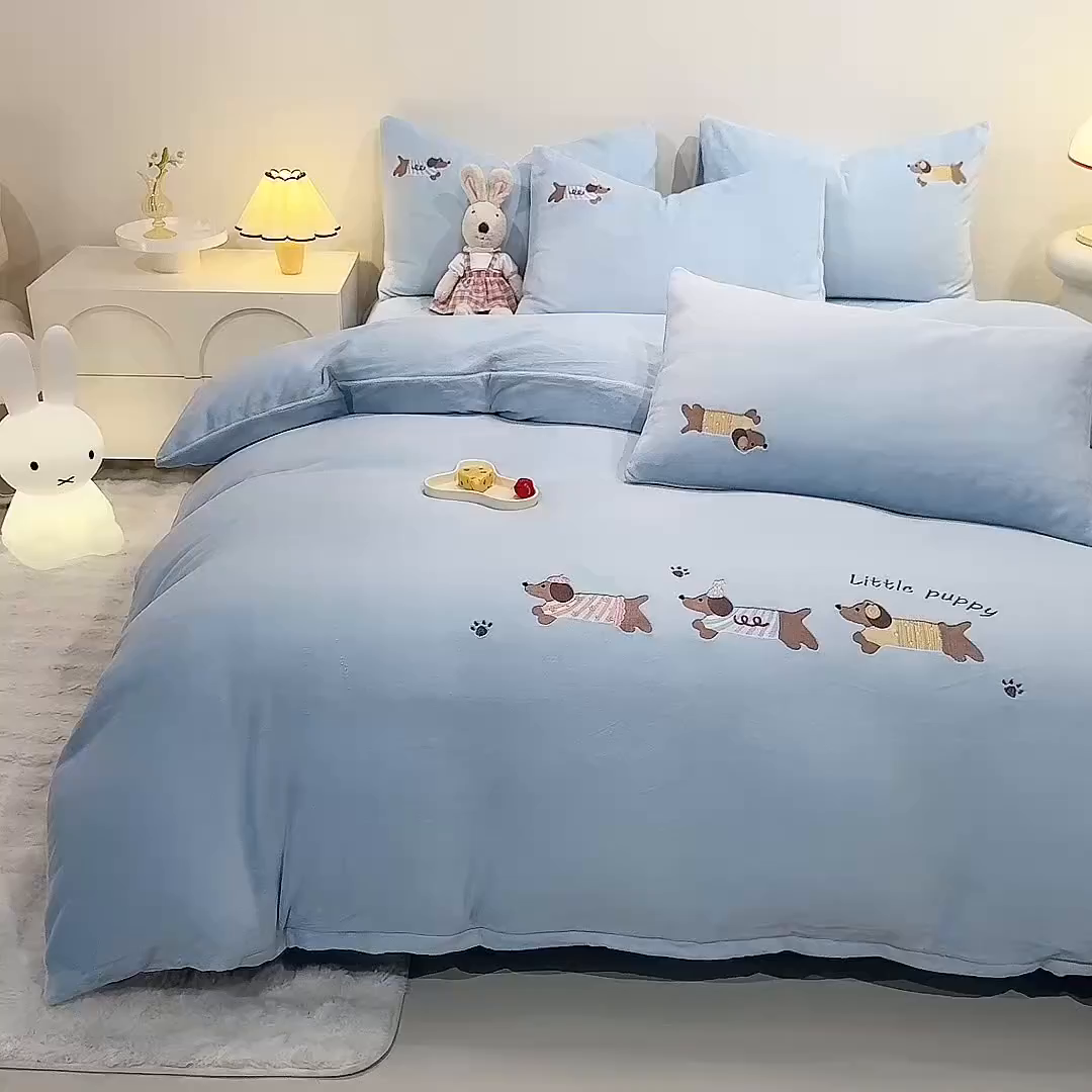 91家纺网 家纺一手货源 找家纺 新方向 2025新款全消光A类刺绣牛奶绒四件套-腊肠狗 腊肠狗-星月蓝