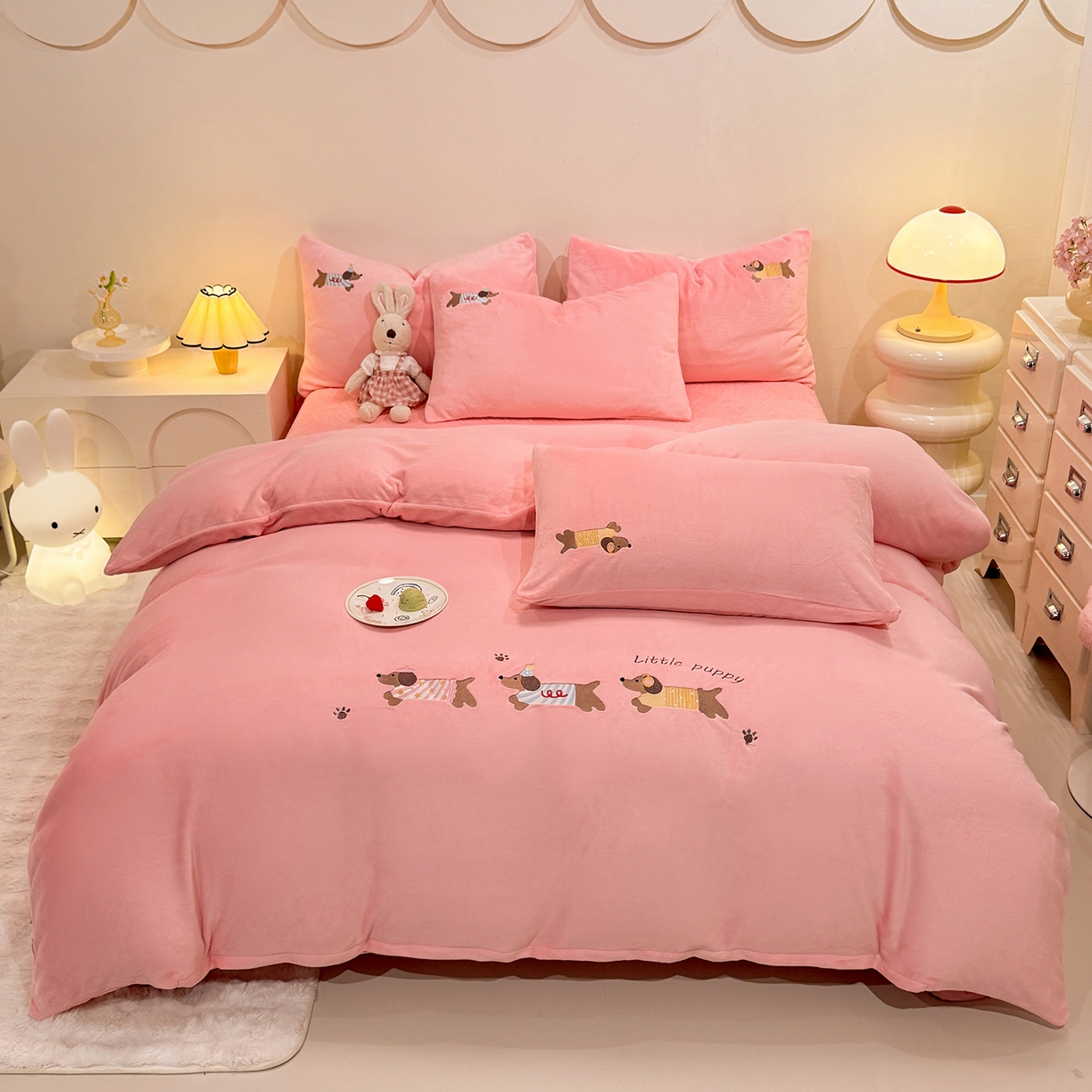 新方向 2025新款全消光A类刺绣牛奶绒四件套-腊肠狗 腊肠狗-桃粉