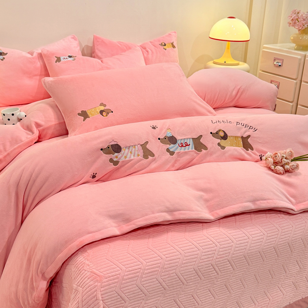 91家纺网 家纺一手货源 找家纺 新方向 2025新款全消光A类刺绣牛奶绒四件套-腊肠狗 腊肠狗-桃粉