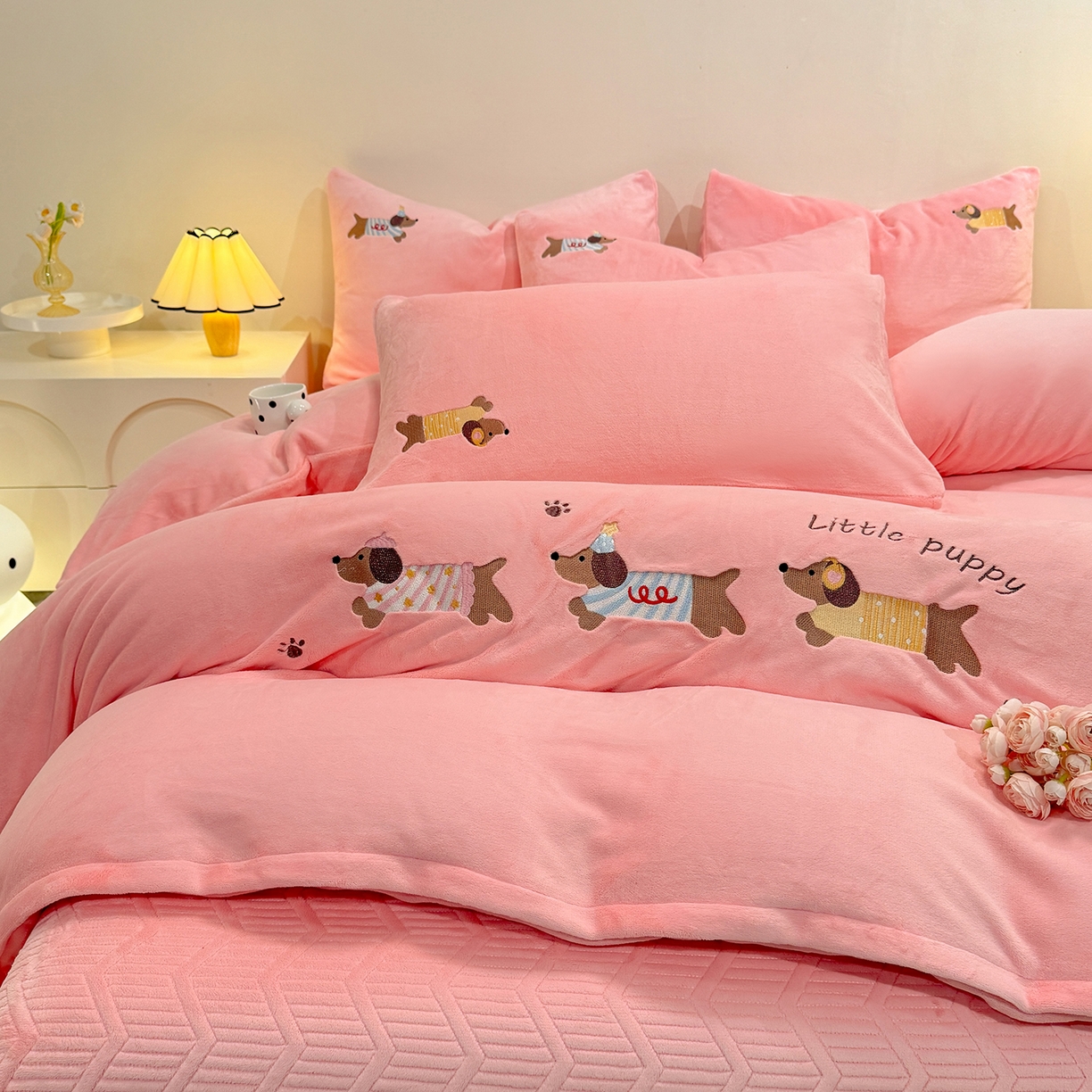 91家纺网 家纺一手货源 找家纺 新方向 2025新款全消光A类刺绣牛奶绒四件套-腊肠狗 腊肠狗-桃粉