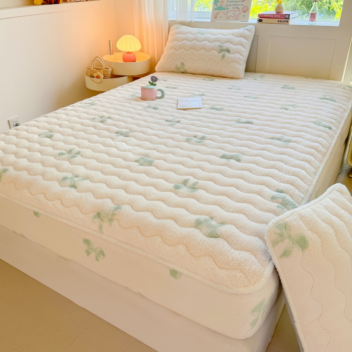 91家纺网 家纺一手货源 找家纺 LIFE.丽芙 2025秋冬新款北极绒加厚夹棉单床笠款床垫子保护套牛奶绒保暖床罩子三件套 蝶梦-绿