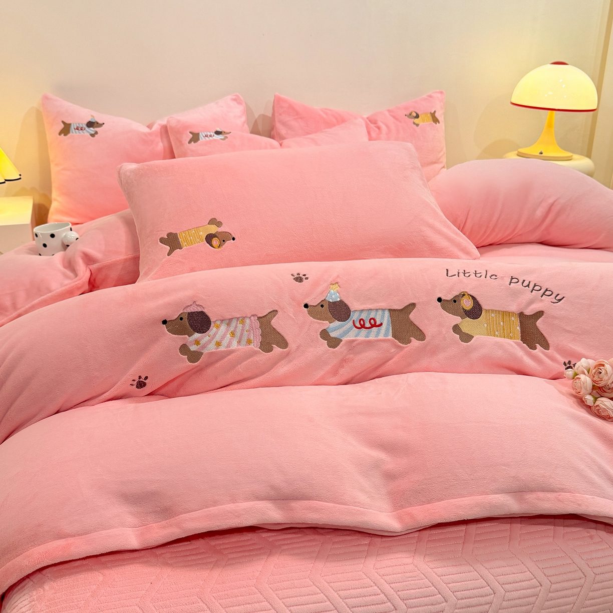 91家纺网 家纺一手货源 找家纺 新方向 2025新款全消光A类刺绣牛奶绒四件套-腊肠狗 腊肠狗-桃粉