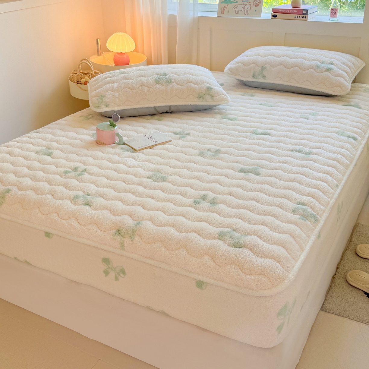 91家纺网 家纺一手货源 找家纺 LIFE.丽芙 2025秋冬新款北极绒加厚夹棉单床笠款床垫子保护套牛奶绒保暖床罩子三件套 蝶梦-绿