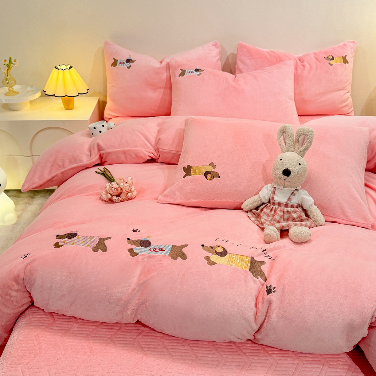 91家纺网 家纺一手货源 找家纺 新方向 2025新款全消光A类刺绣牛奶绒四件套-腊肠狗 腊肠狗-桃粉