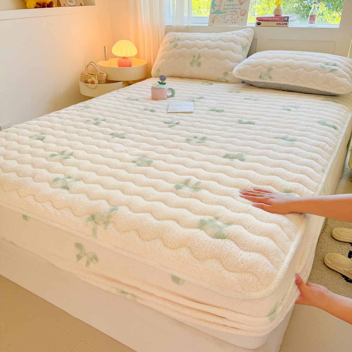 91家纺网 家纺一手货源 找家纺 LIFE.丽芙 2025秋冬新款北极绒加厚夹棉单床笠款床垫子保护套牛奶绒保暖床罩子三件套 蝶梦-绿