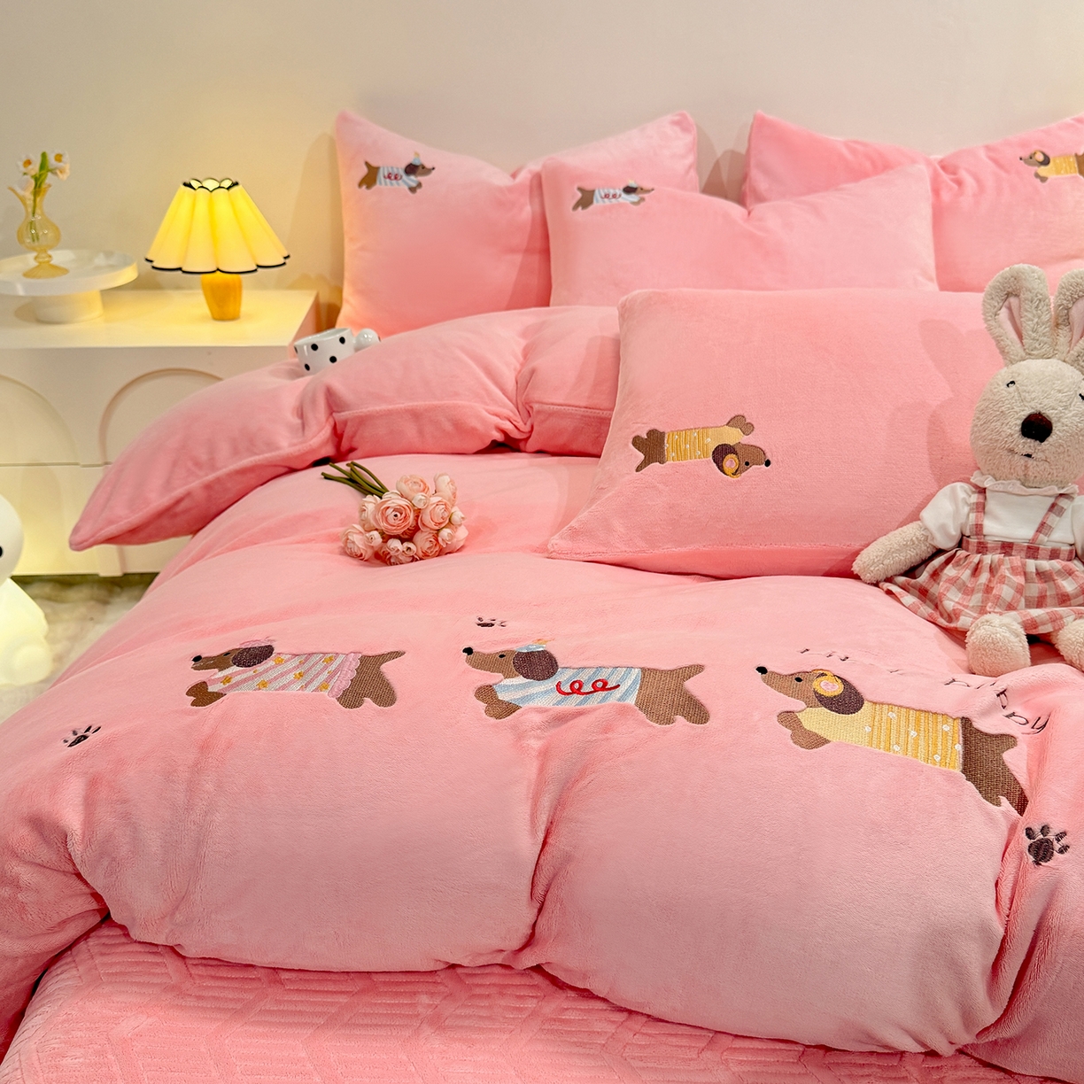 91家纺网 家纺一手货源 找家纺 新方向 2025新款全消光A类刺绣牛奶绒四件套-腊肠狗 腊肠狗-桃粉