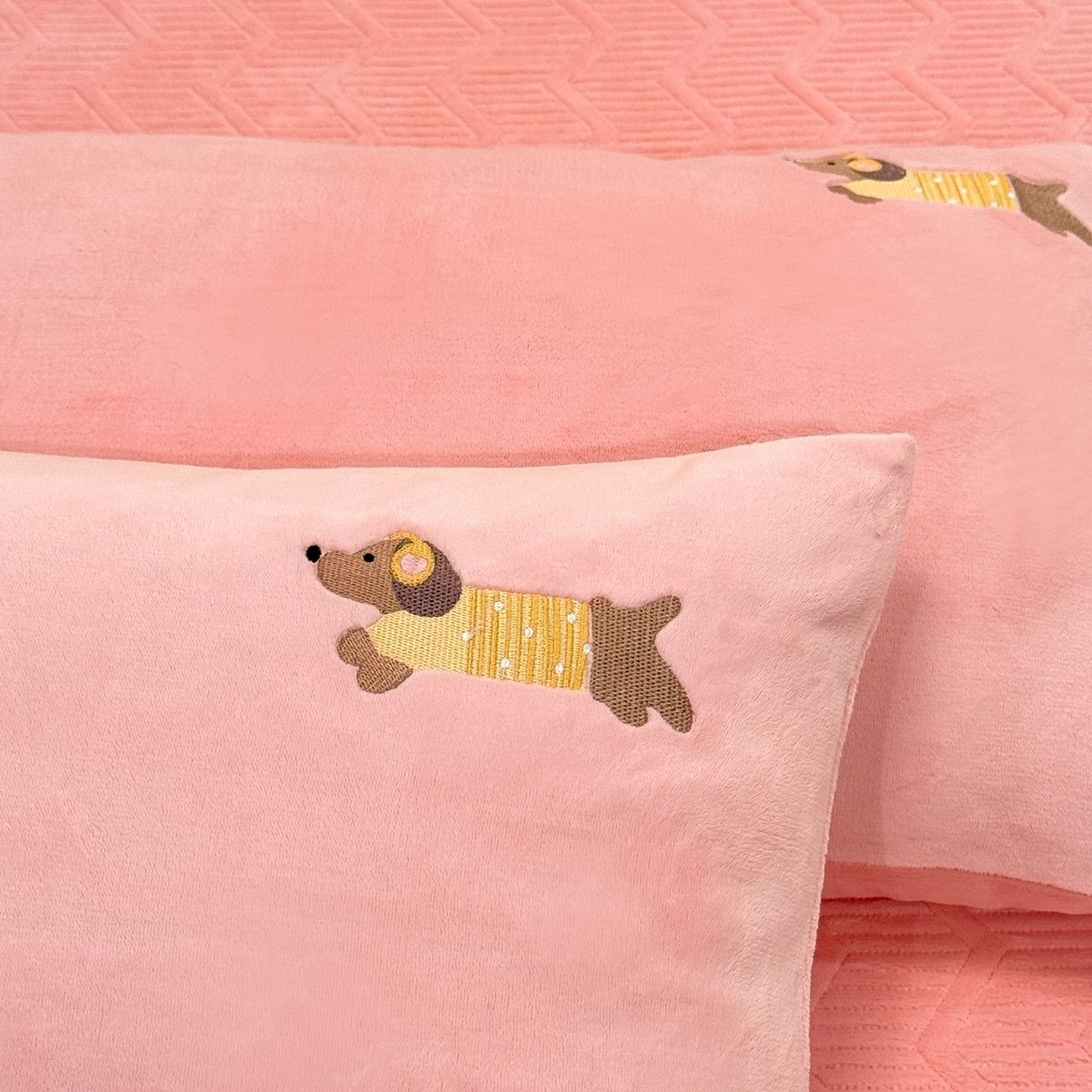 91家纺网 家纺一手货源 找家纺 新方向 2025新款全消光A类刺绣牛奶绒四件套-腊肠狗 腊肠狗-桃粉