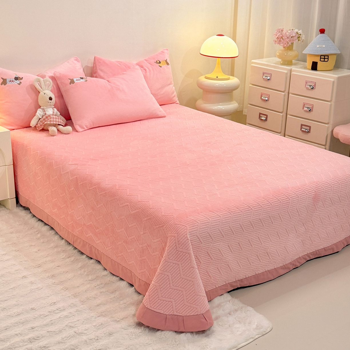 91家纺网 家纺一手货源 找家纺 新方向 2025新款全消光A类刺绣牛奶绒四件套-腊肠狗 腊肠狗-桃粉