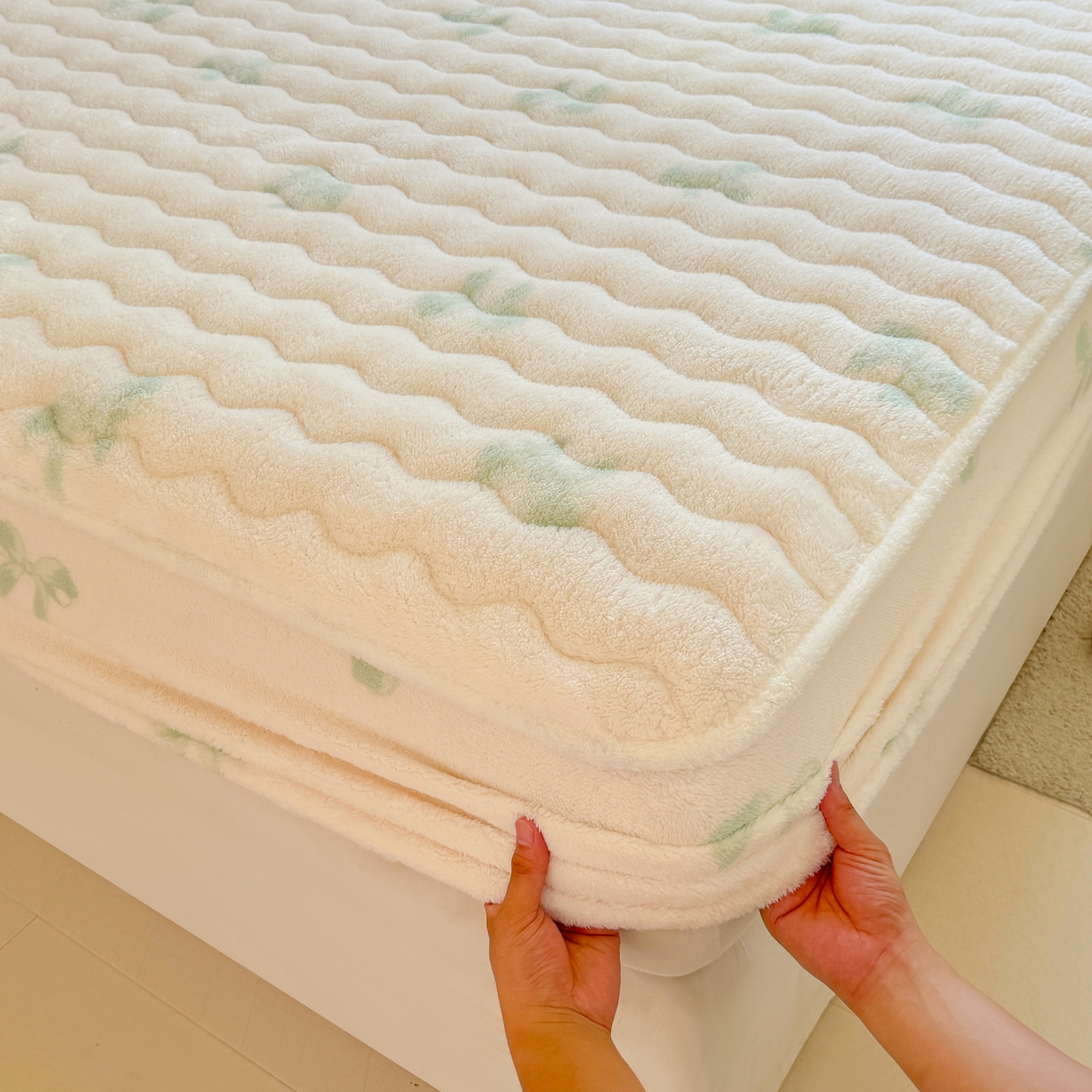 91家纺网 家纺一手货源 找家纺 LIFE.丽芙 2025秋冬新款北极绒加厚夹棉单床笠款床垫子保护套牛奶绒保暖床罩子三件套 蝶梦-绿