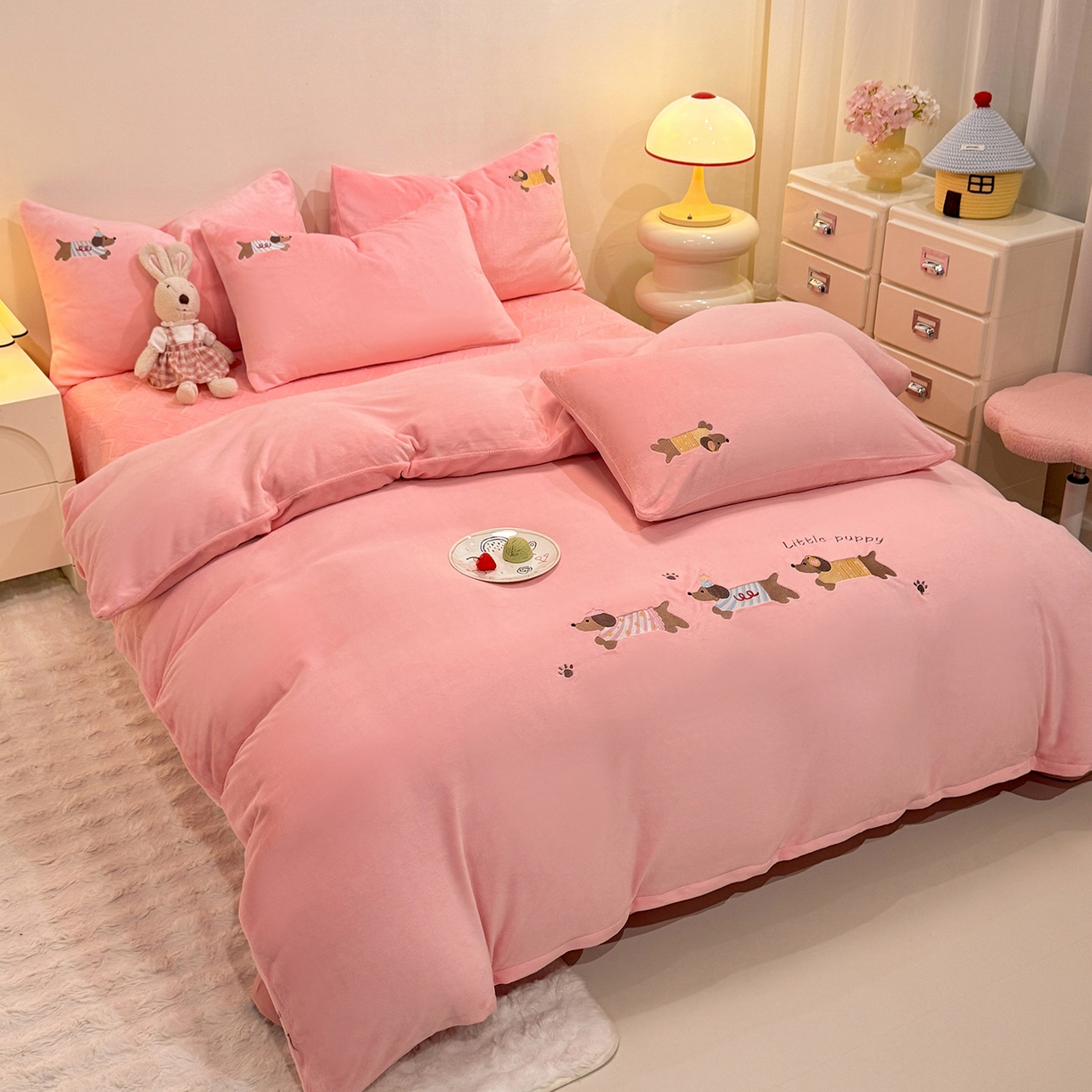 91家纺网 家纺一手货源 找家纺 新方向 2025新款全消光A类刺绣牛奶绒四件套-腊肠狗 腊肠狗-桃粉