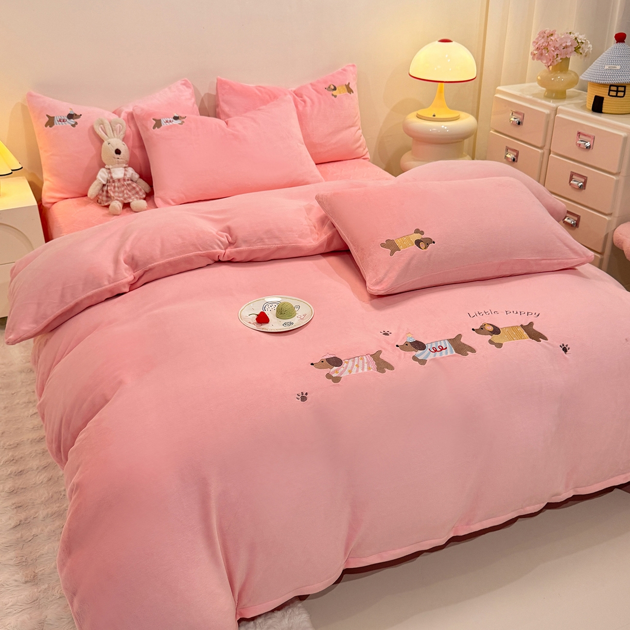 91家纺网 家纺一手货源 找家纺 新方向 2025新款全消光A类刺绣牛奶绒四件套-腊肠狗 腊肠狗-桃粉