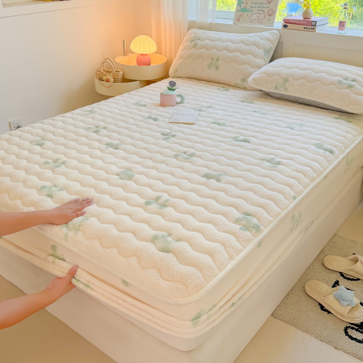 91家纺网 家纺一手货源 找家纺 LIFE.丽芙 2025秋冬新款北极绒加厚夹棉单床笠款床垫子保护套牛奶绒保暖床罩子三件套 蝶梦-绿