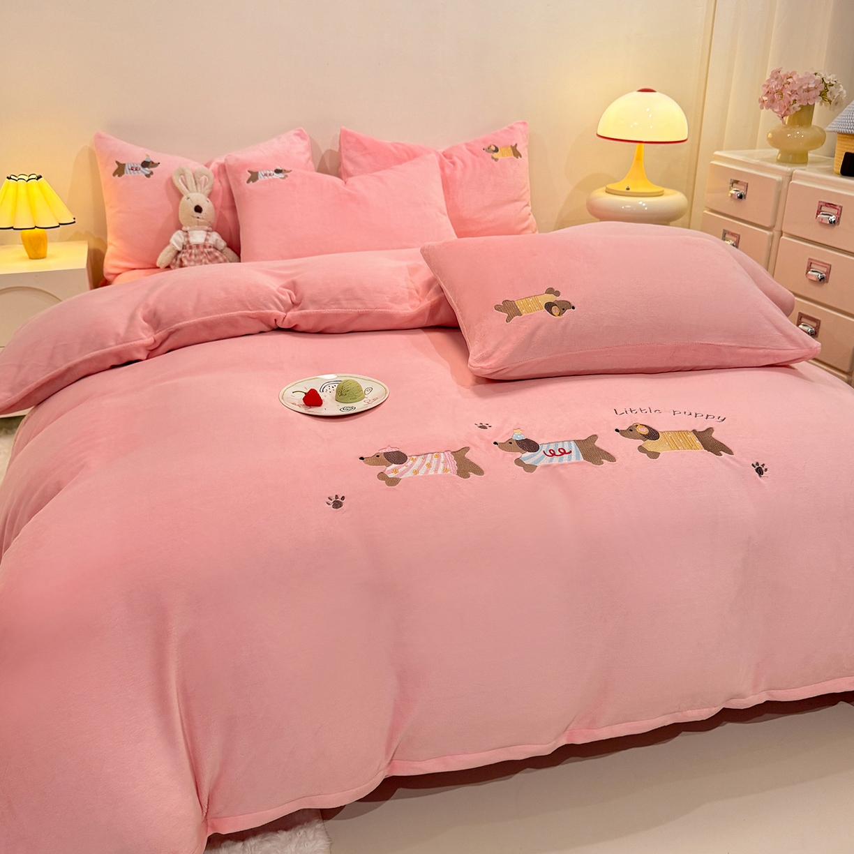 91家纺网 家纺一手货源 找家纺 新方向 2025新款全消光A类刺绣牛奶绒四件套-腊肠狗 腊肠狗-桃粉