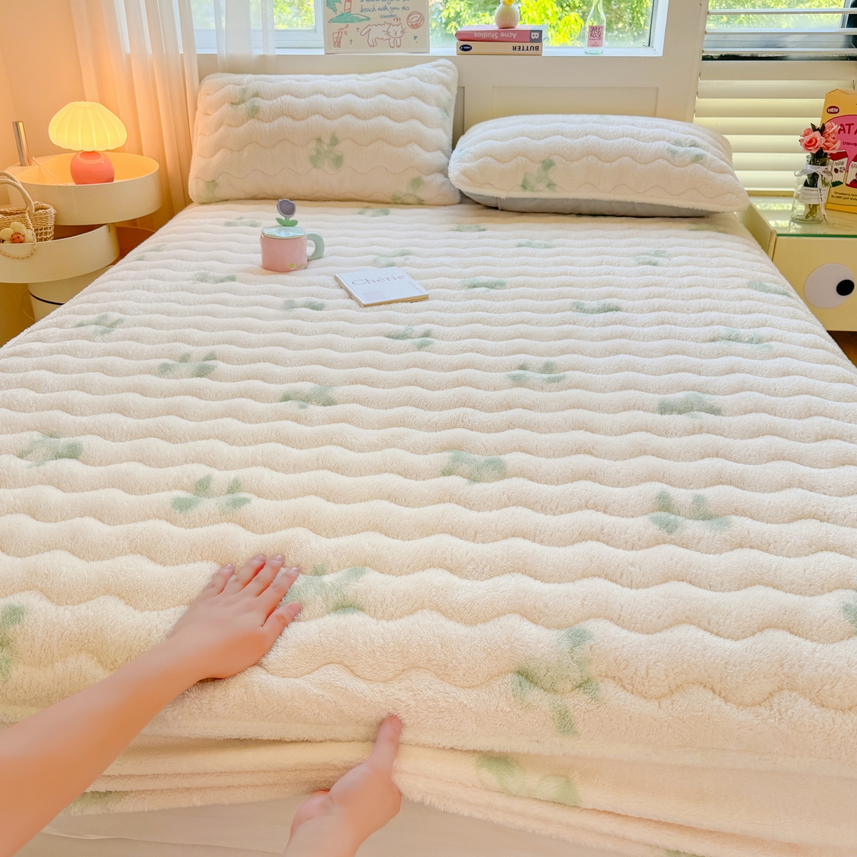 91家纺网 家纺一手货源 找家纺 LIFE.丽芙 2025秋冬新款北极绒加厚夹棉单床笠款床垫子保护套牛奶绒保暖床罩子三件套 蝶梦-绿