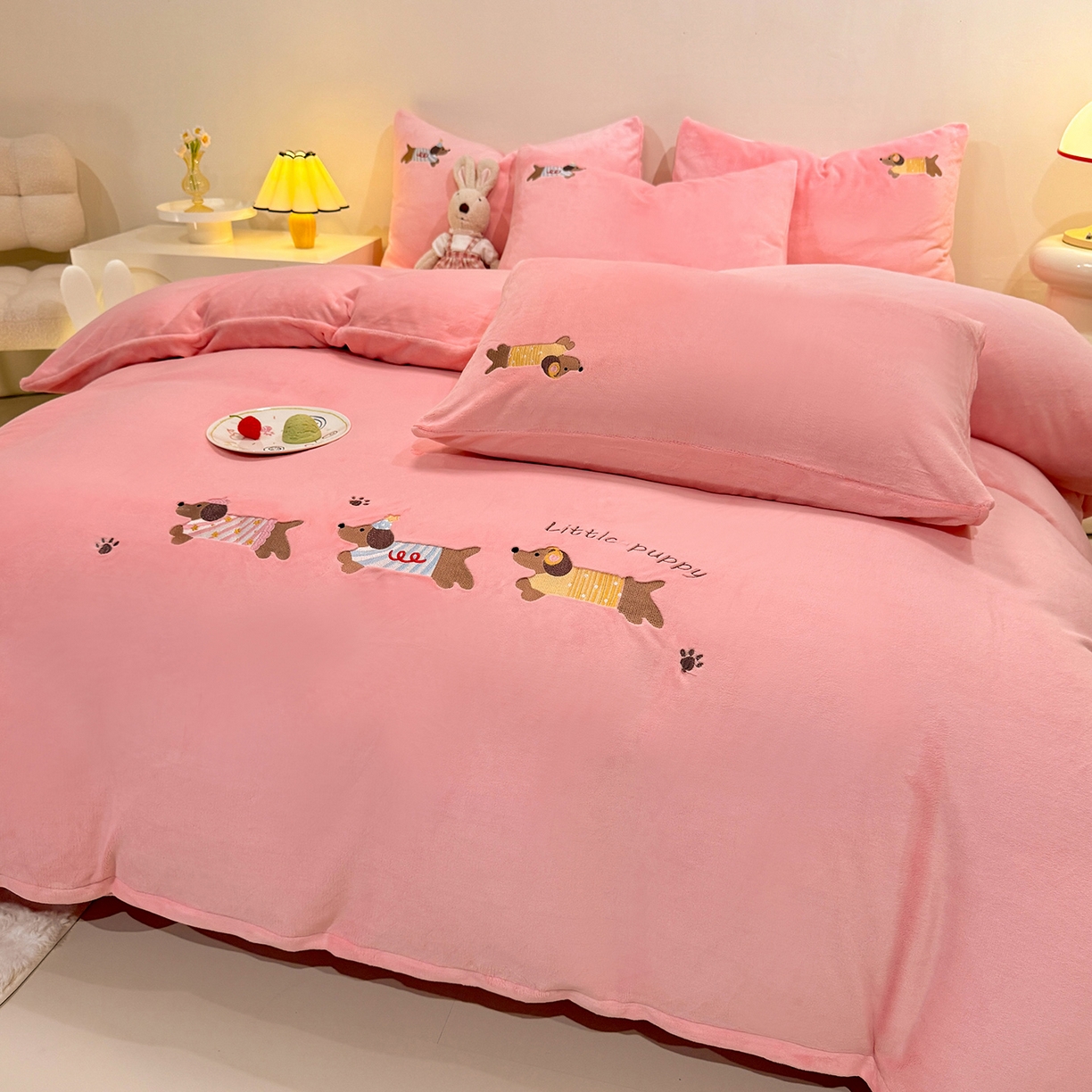 91家纺网 家纺一手货源 找家纺 新方向 2025新款全消光A类刺绣牛奶绒四件套-腊肠狗 腊肠狗-桃粉