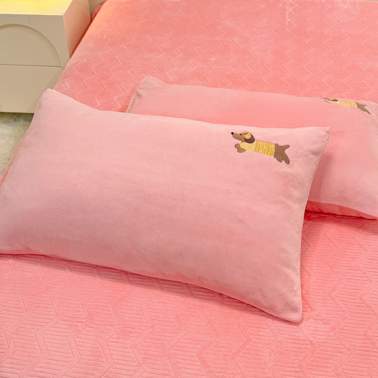 91家纺网 家纺一手货源 找家纺 新方向 2025新款全消光A类刺绣牛奶绒四件套-腊肠狗 腊肠狗-桃粉