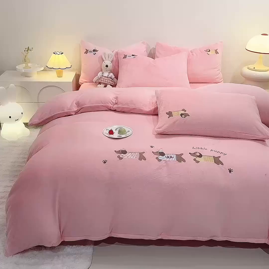 91家纺网 家纺一手货源 找家纺 新方向 2025新款全消光A类刺绣牛奶绒四件套-腊肠狗 腊肠狗-桃粉