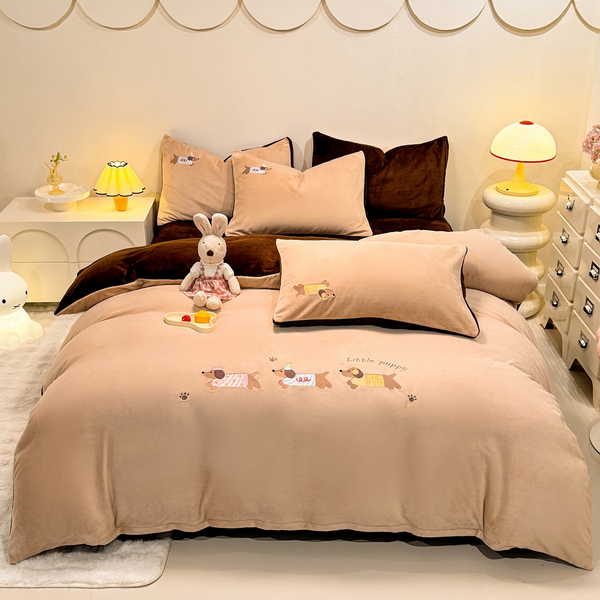 新方向 2025新款全消光A类刺绣牛奶绒四件套-腊肠狗 腊肠狗-香槟咖