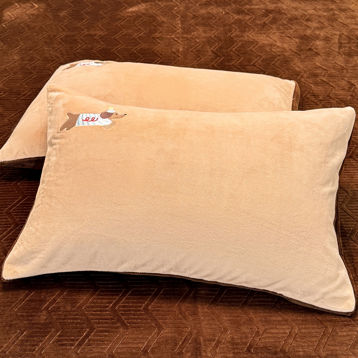 91家纺网 家纺一手货源 找家纺 新方向 2025新款全消光A类刺绣牛奶绒四件套-腊肠狗 腊肠狗-香槟咖