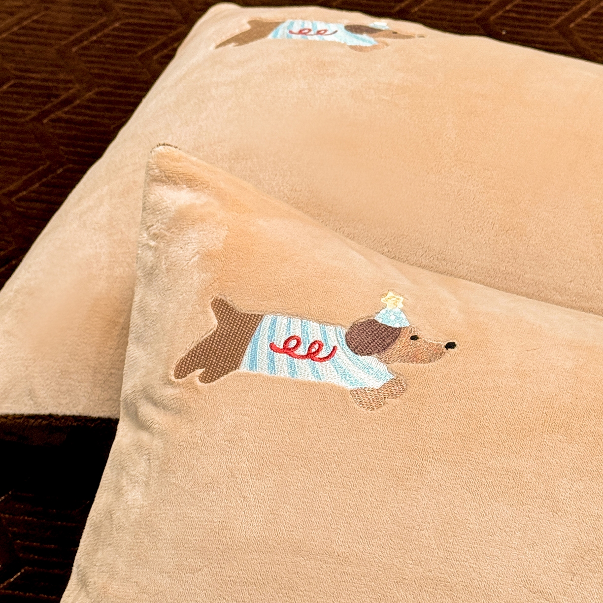 91家纺网 家纺一手货源 找家纺 新方向 2025新款全消光A类刺绣牛奶绒四件套-腊肠狗 腊肠狗-香槟咖