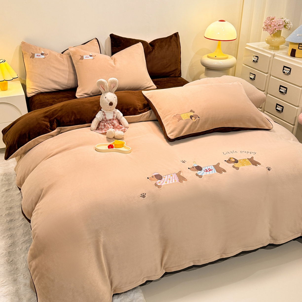 91家纺网 家纺一手货源 找家纺 新方向 2025新款全消光A类刺绣牛奶绒四件套-腊肠狗 腊肠狗-香槟咖