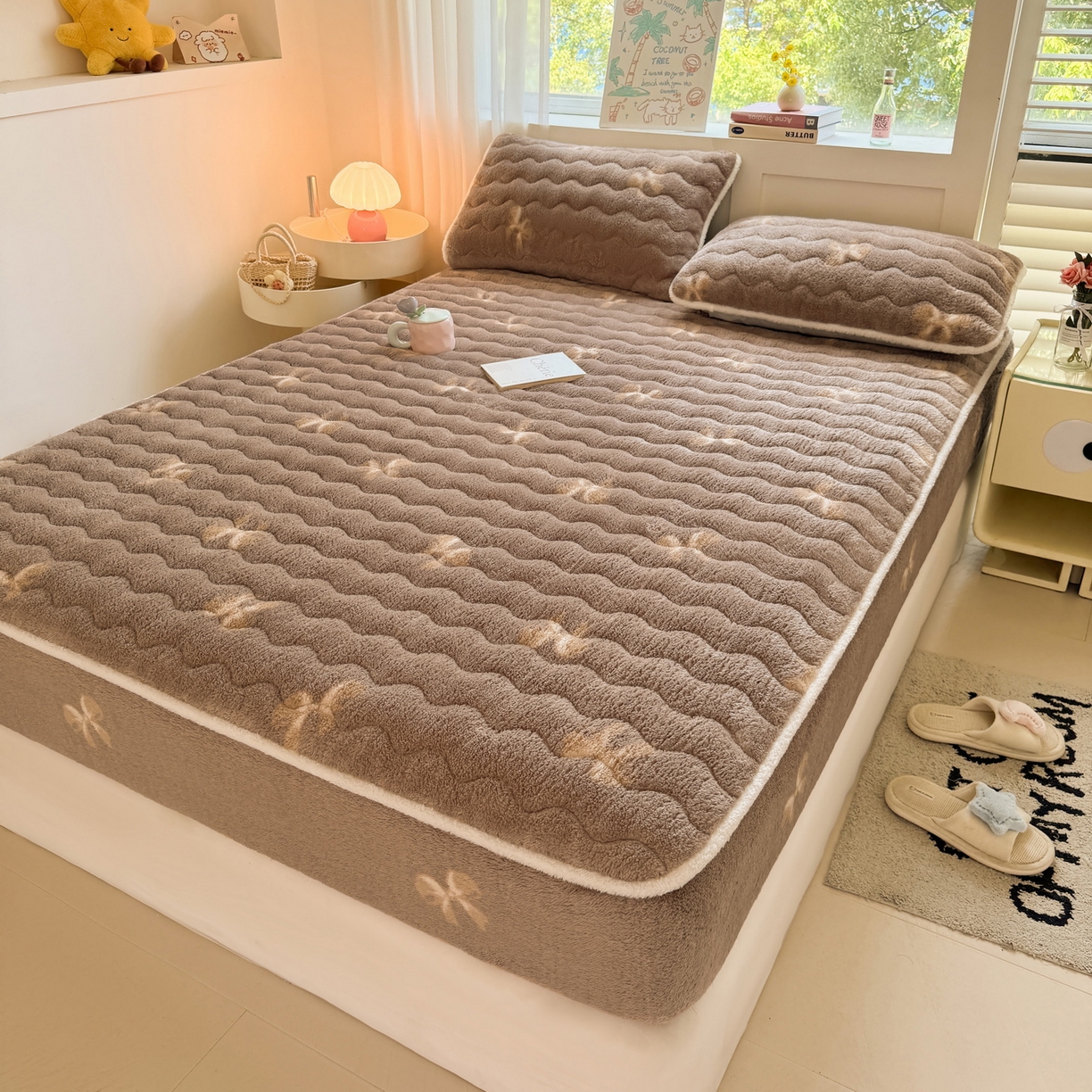 91家纺网 家纺一手货源 找家纺 LIFE.丽芙 2025秋冬新款北极绒加厚夹棉单床笠款床垫子保护套牛奶绒保暖床罩子三件套 蝶梦-棕