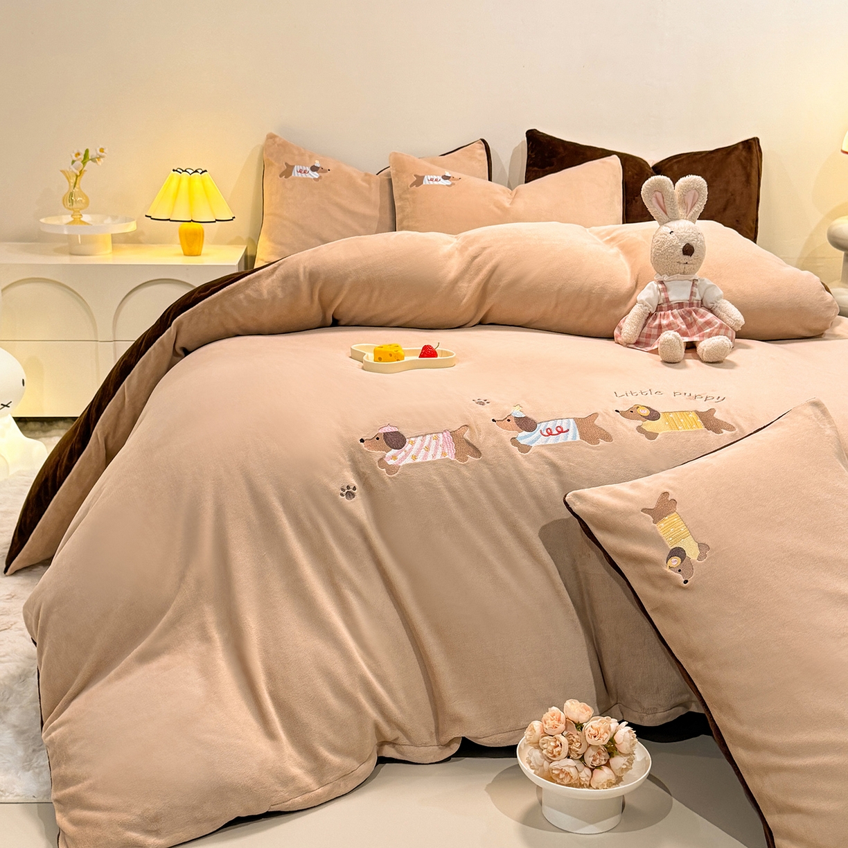 91家纺网 家纺一手货源 找家纺 新方向 2025新款全消光A类刺绣牛奶绒四件套-腊肠狗 腊肠狗-香槟咖