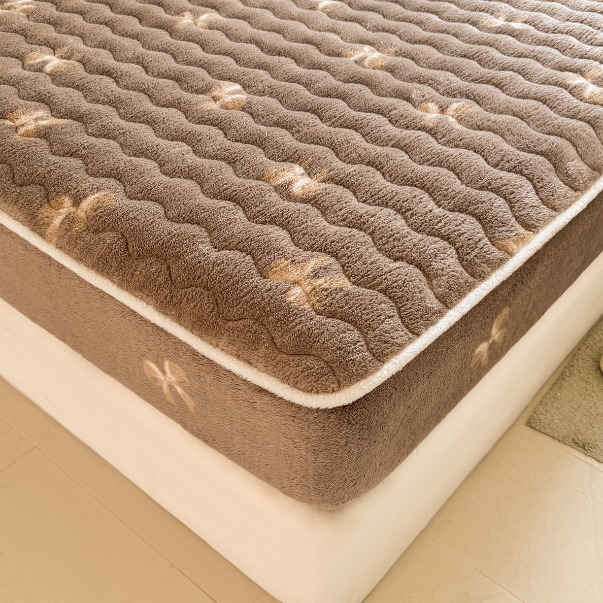 91家纺网 家纺一手货源 找家纺 LIFE.丽芙 2025秋冬新款北极绒加厚夹棉单床笠款床垫子保护套牛奶绒保暖床罩子三件套 蝶梦-棕