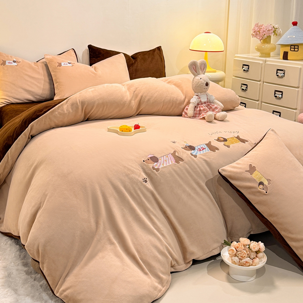 91家纺网 家纺一手货源 找家纺 新方向 2025新款全消光A类刺绣牛奶绒四件套-腊肠狗 腊肠狗-香槟咖