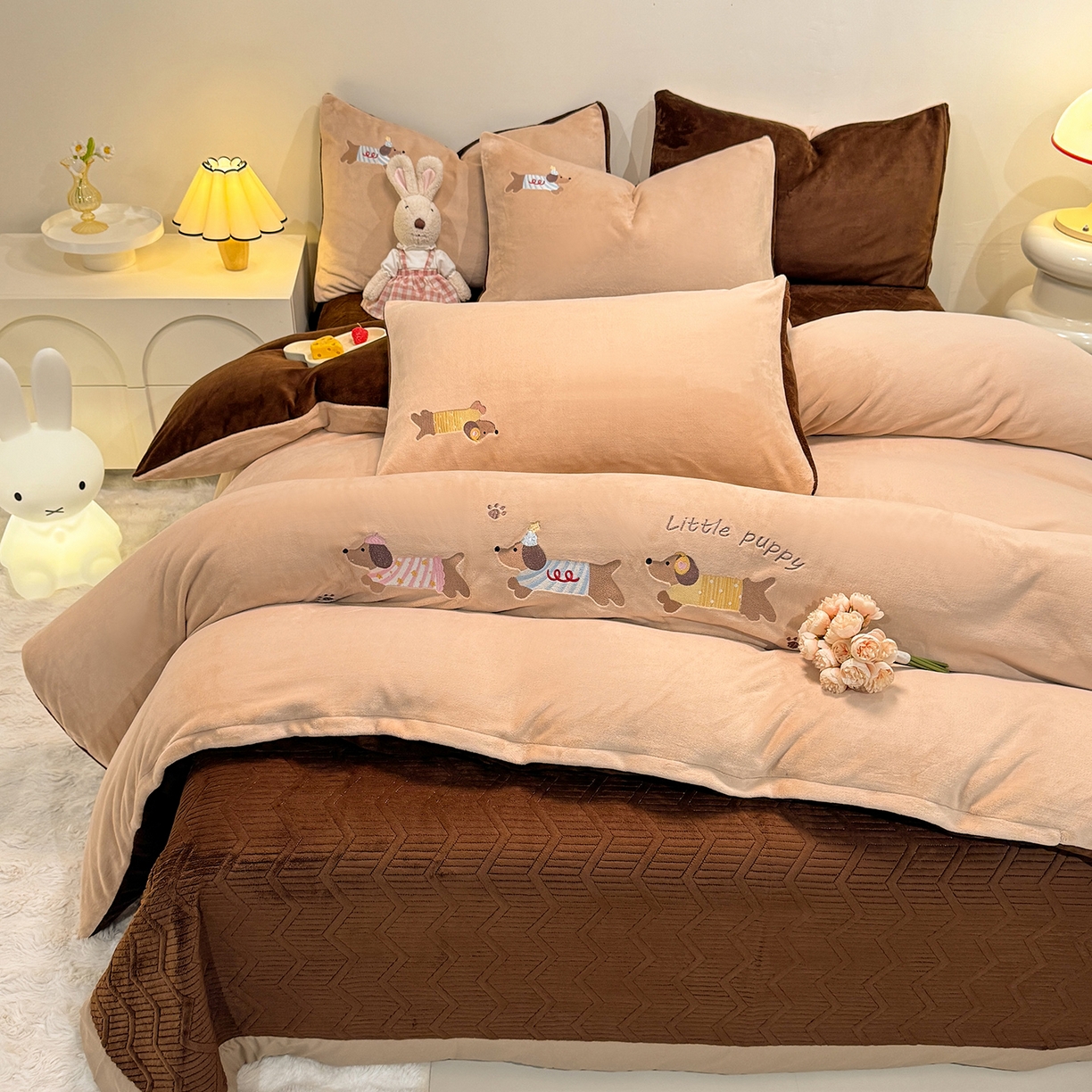 91家纺网 家纺一手货源 找家纺 新方向 2025新款全消光A类刺绣牛奶绒四件套-腊肠狗 腊肠狗-香槟咖