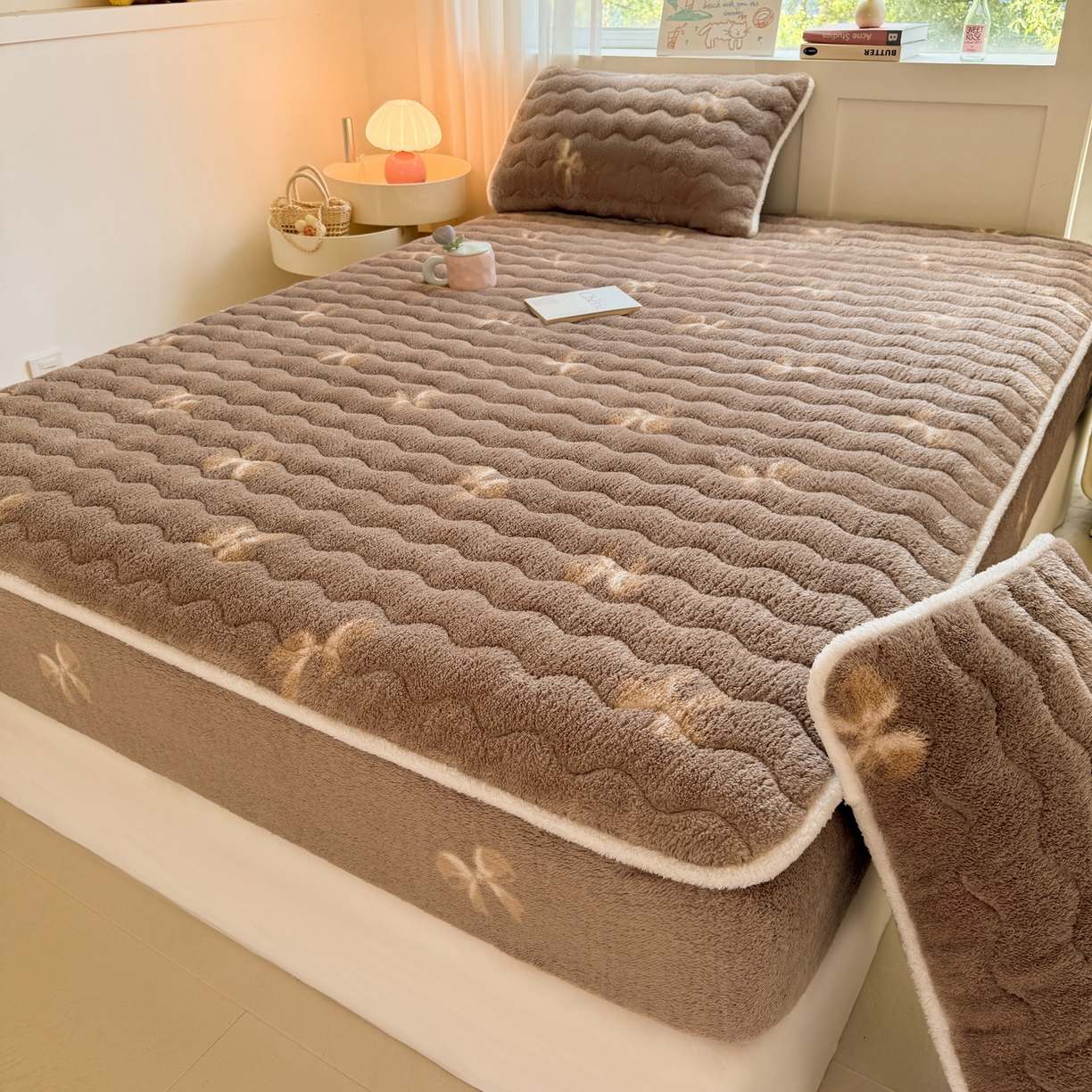 91家纺网 家纺一手货源 找家纺 LIFE.丽芙 2025秋冬新款北极绒加厚夹棉单床笠款床垫子保护套牛奶绒保暖床罩子三件套 蝶梦-棕