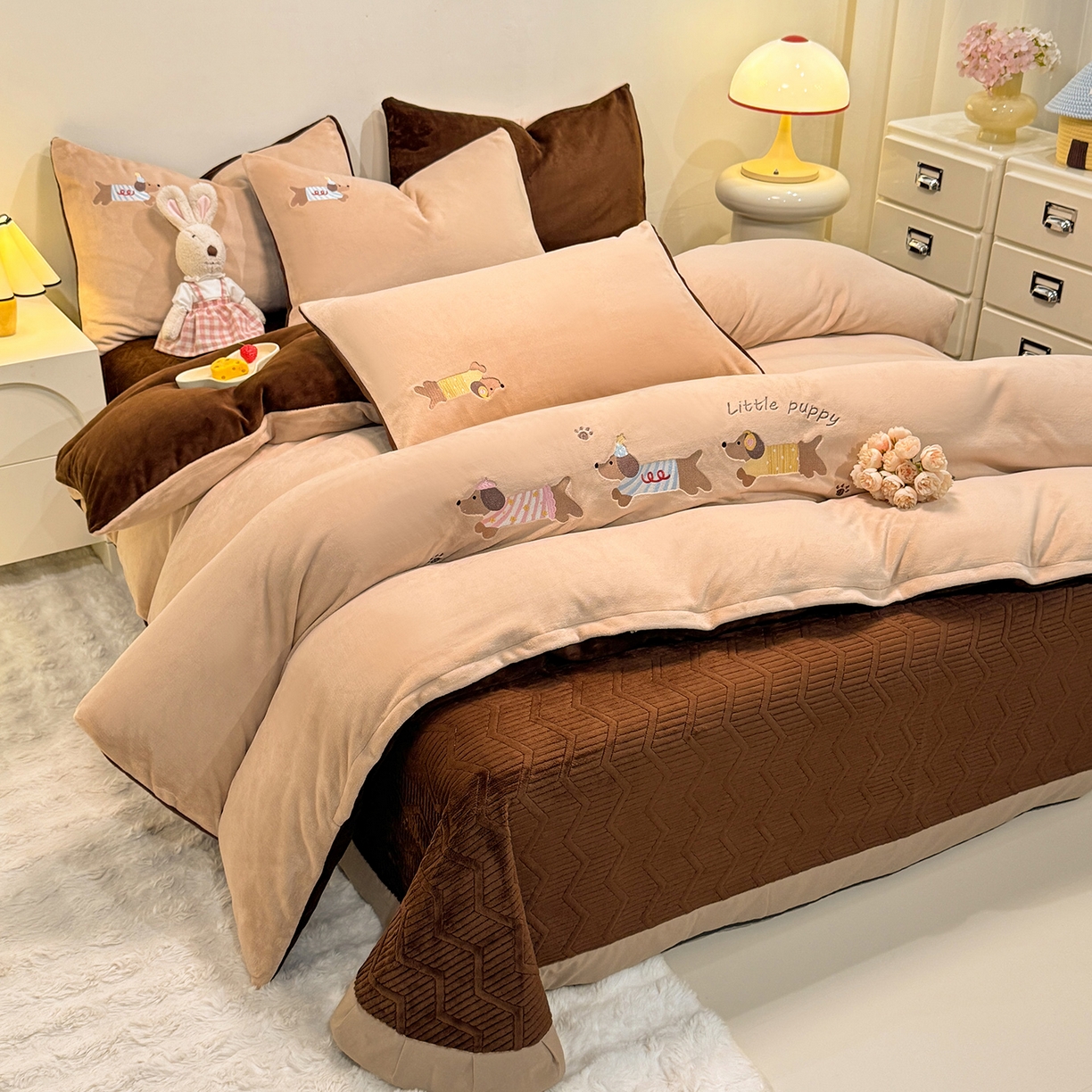 91家纺网 家纺一手货源 找家纺 新方向 2025新款全消光A类刺绣牛奶绒四件套-腊肠狗 腊肠狗-香槟咖