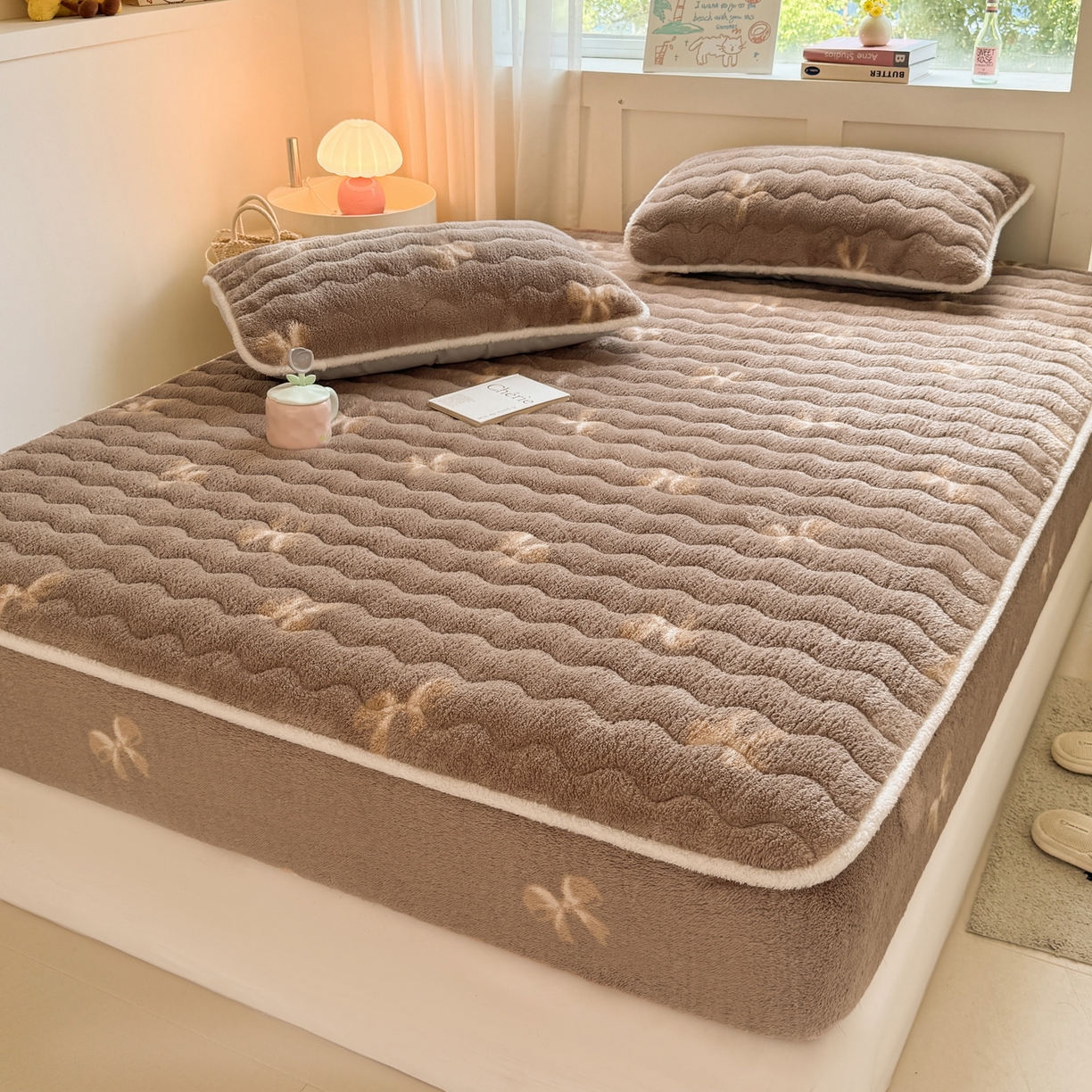 91家纺网 家纺一手货源 找家纺 LIFE.丽芙 2025秋冬新款北极绒加厚夹棉单床笠款床垫子保护套牛奶绒保暖床罩子三件套 蝶梦-棕