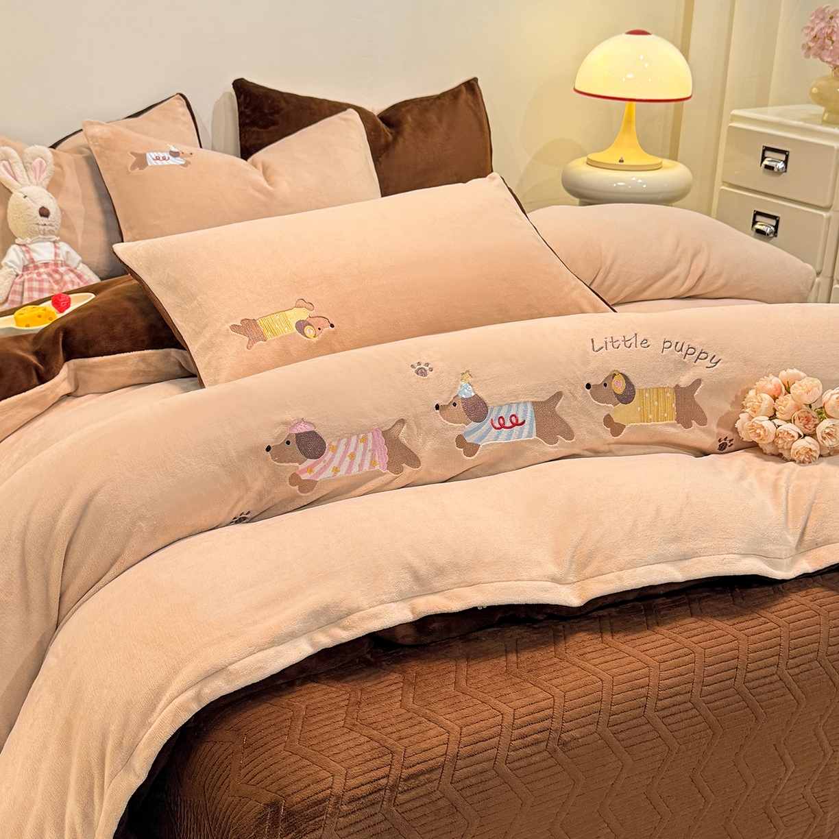 91家纺网 家纺一手货源 找家纺 新方向 2025新款全消光A类刺绣牛奶绒四件套-腊肠狗 腊肠狗-香槟咖