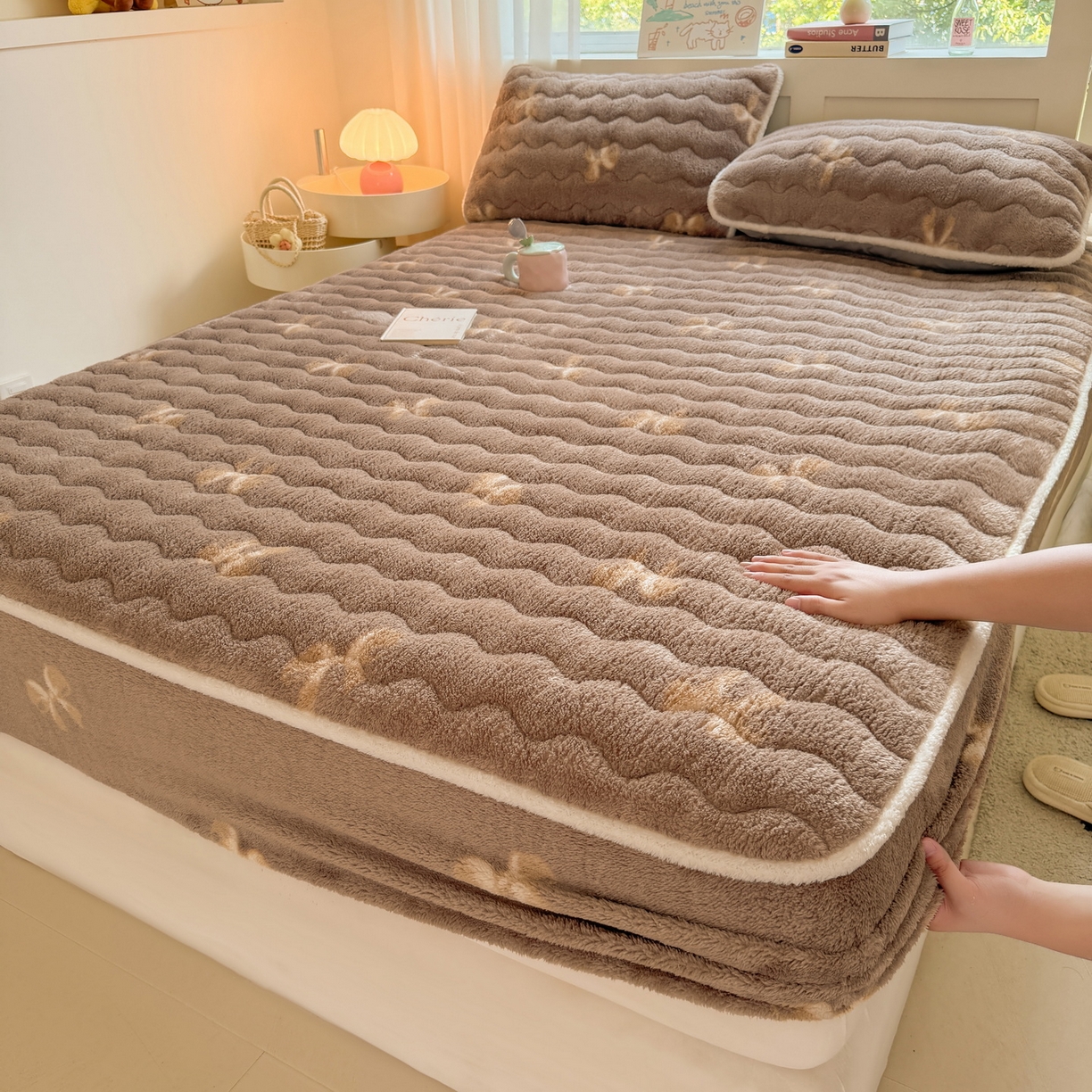 91家纺网 家纺一手货源 找家纺 LIFE.丽芙 2025秋冬新款北极绒加厚夹棉单床笠款床垫子保护套牛奶绒保暖床罩子三件套 蝶梦-棕