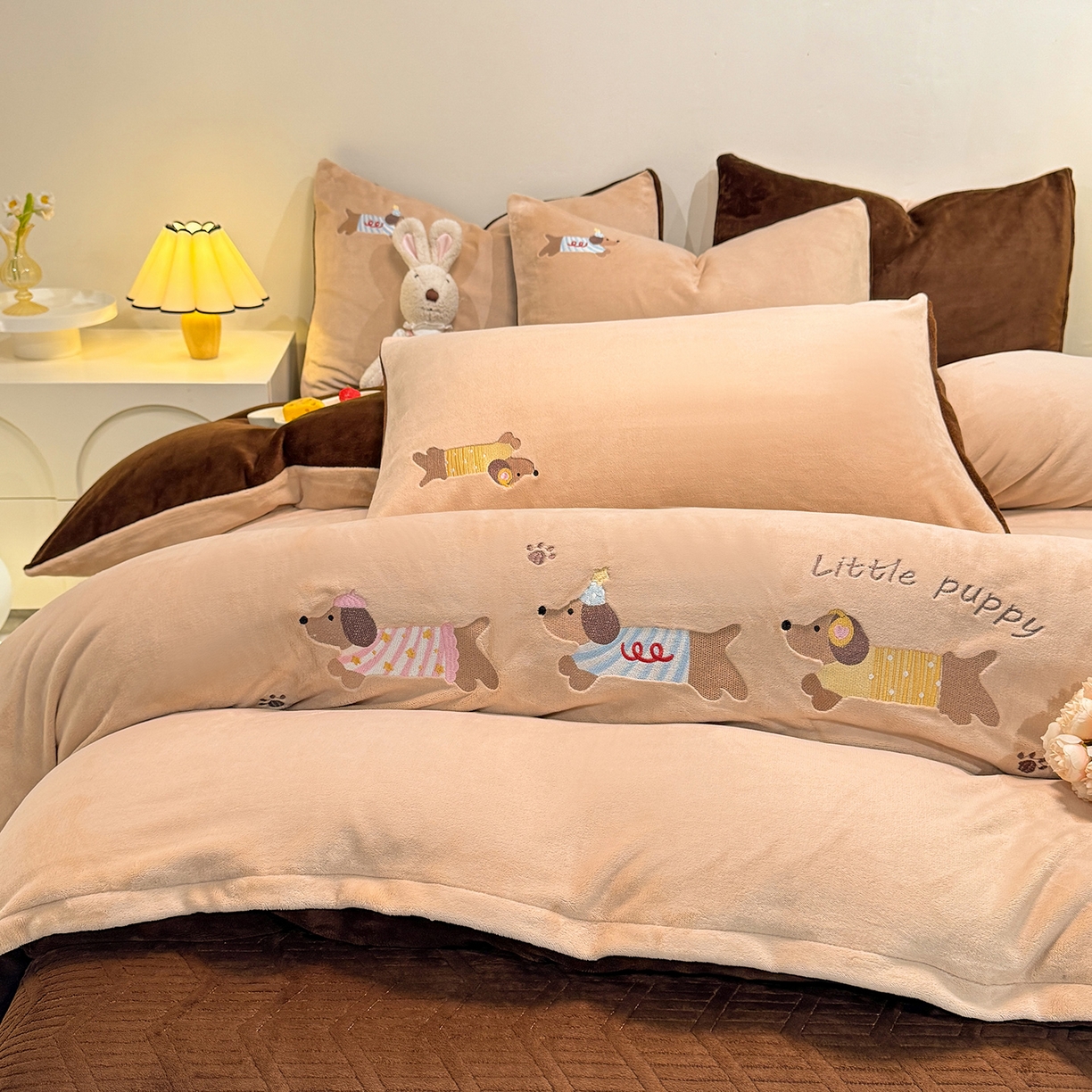 91家纺网 家纺一手货源 找家纺 新方向 2025新款全消光A类刺绣牛奶绒四件套-腊肠狗 腊肠狗-香槟咖