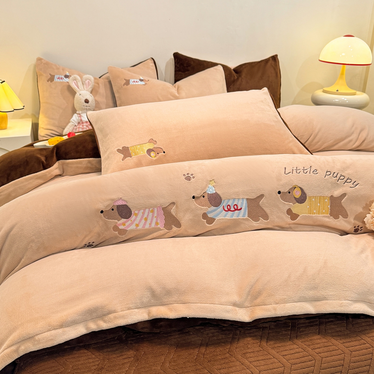 91家纺网 家纺一手货源 找家纺 新方向 2025新款全消光A类刺绣牛奶绒四件套-腊肠狗 腊肠狗-香槟咖