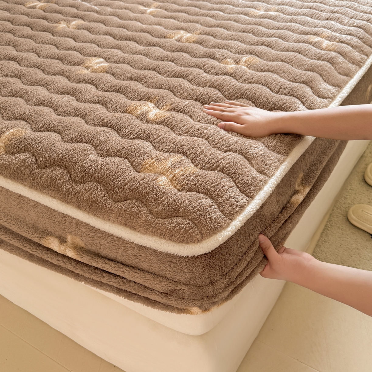 91家纺网 家纺一手货源 找家纺 LIFE.丽芙 2025秋冬新款北极绒加厚夹棉单床笠款床垫子保护套牛奶绒保暖床罩子三件套 蝶梦-棕