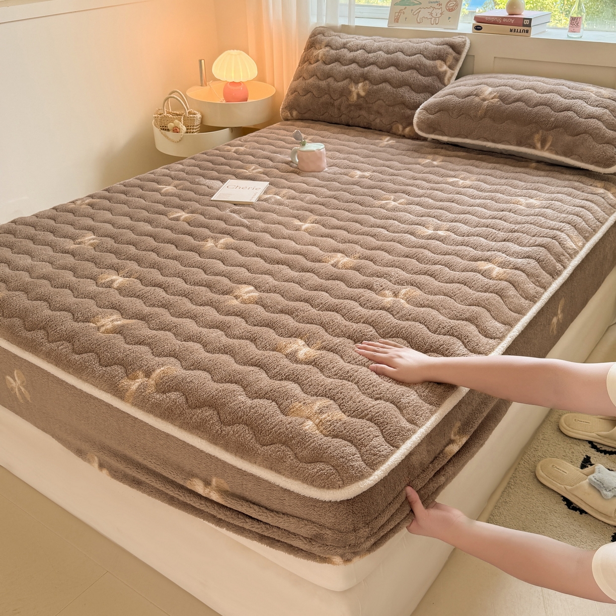 91家纺网 家纺一手货源 找家纺 LIFE.丽芙 2025秋冬新款北极绒加厚夹棉单床笠款床垫子保护套牛奶绒保暖床罩子三件套 蝶梦-棕