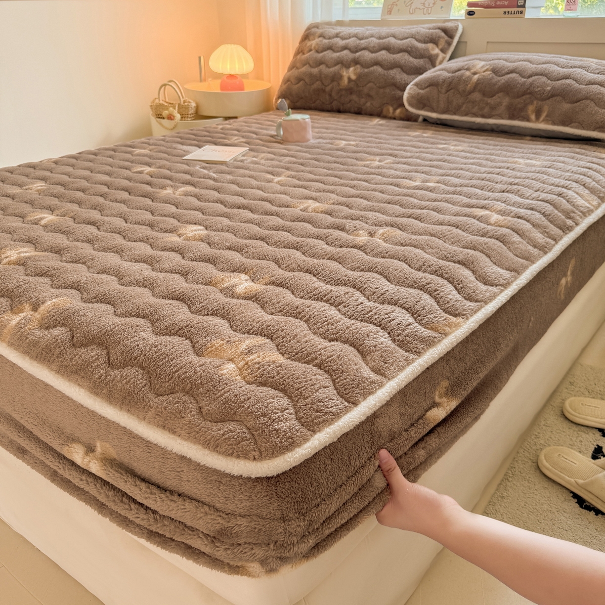 91家纺网 家纺一手货源 找家纺 LIFE.丽芙 2025秋冬新款北极绒加厚夹棉单床笠款床垫子保护套牛奶绒保暖床罩子三件套 蝶梦-棕