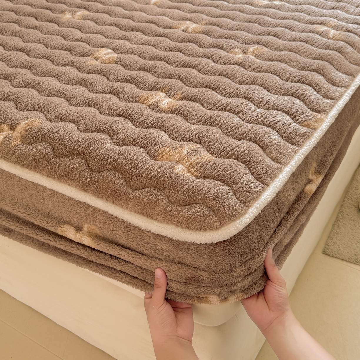 91家纺网 家纺一手货源 找家纺 LIFE.丽芙 2025秋冬新款北极绒加厚夹棉单床笠款床垫子保护套牛奶绒保暖床罩子三件套 蝶梦-棕