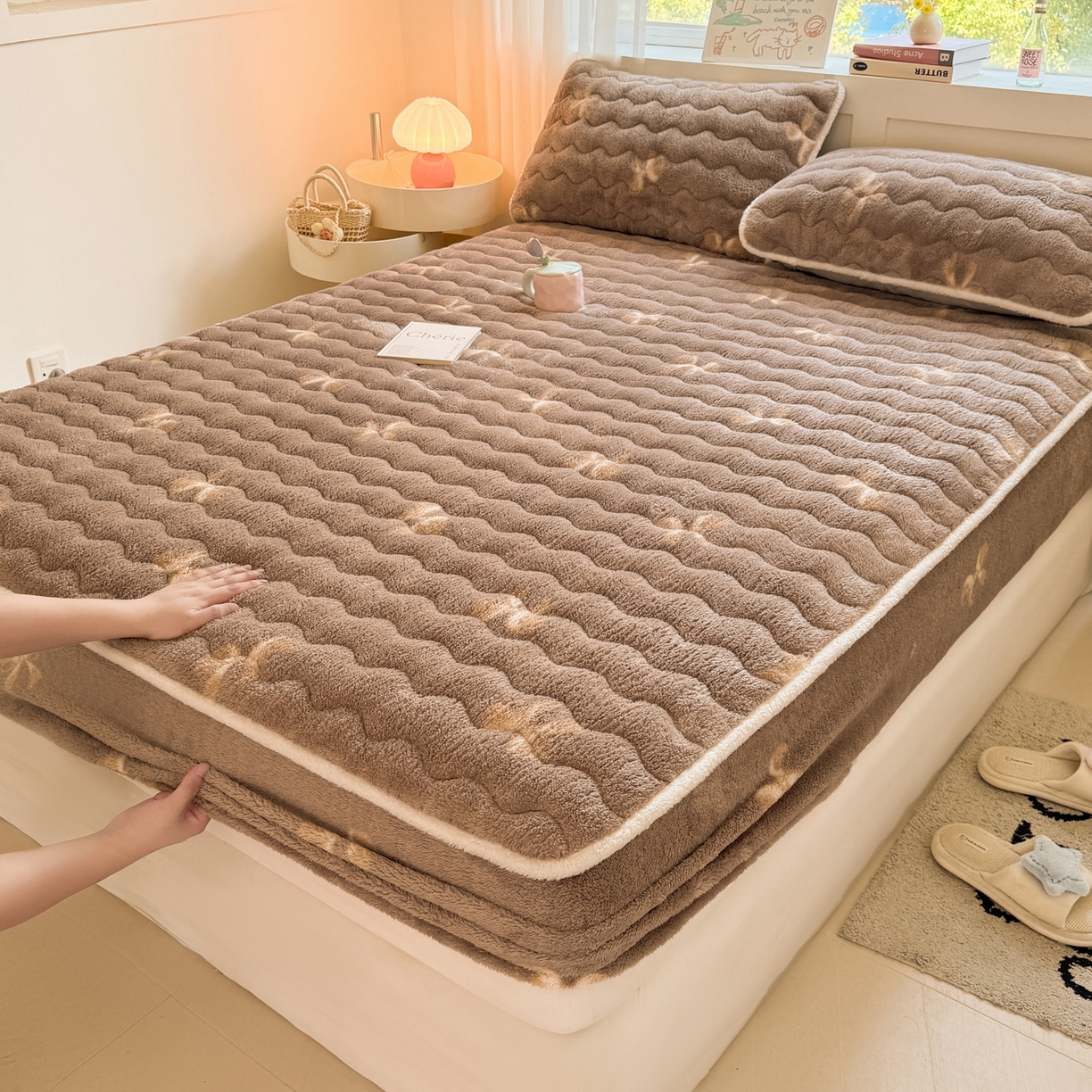 91家纺网 家纺一手货源 找家纺 LIFE.丽芙 2025秋冬新款北极绒加厚夹棉单床笠款床垫子保护套牛奶绒保暖床罩子三件套 蝶梦-棕