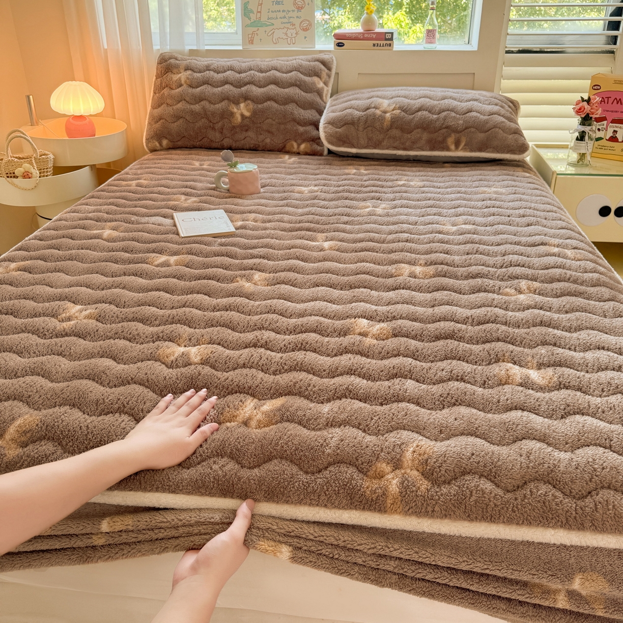 91家纺网 家纺一手货源 找家纺 LIFE.丽芙 2025秋冬新款北极绒加厚夹棉单床笠款床垫子保护套牛奶绒保暖床罩子三件套 蝶梦-棕