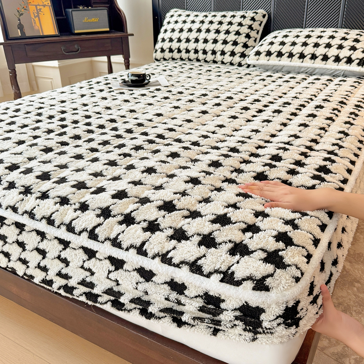 91家纺网 家纺一手货源 找家纺 LIFE.丽芙 2025秋冬新款色纱提花舒棉绒加厚夹棉单床笠款床垫子保护套保暖床罩子三件套 千鸟格-黑白