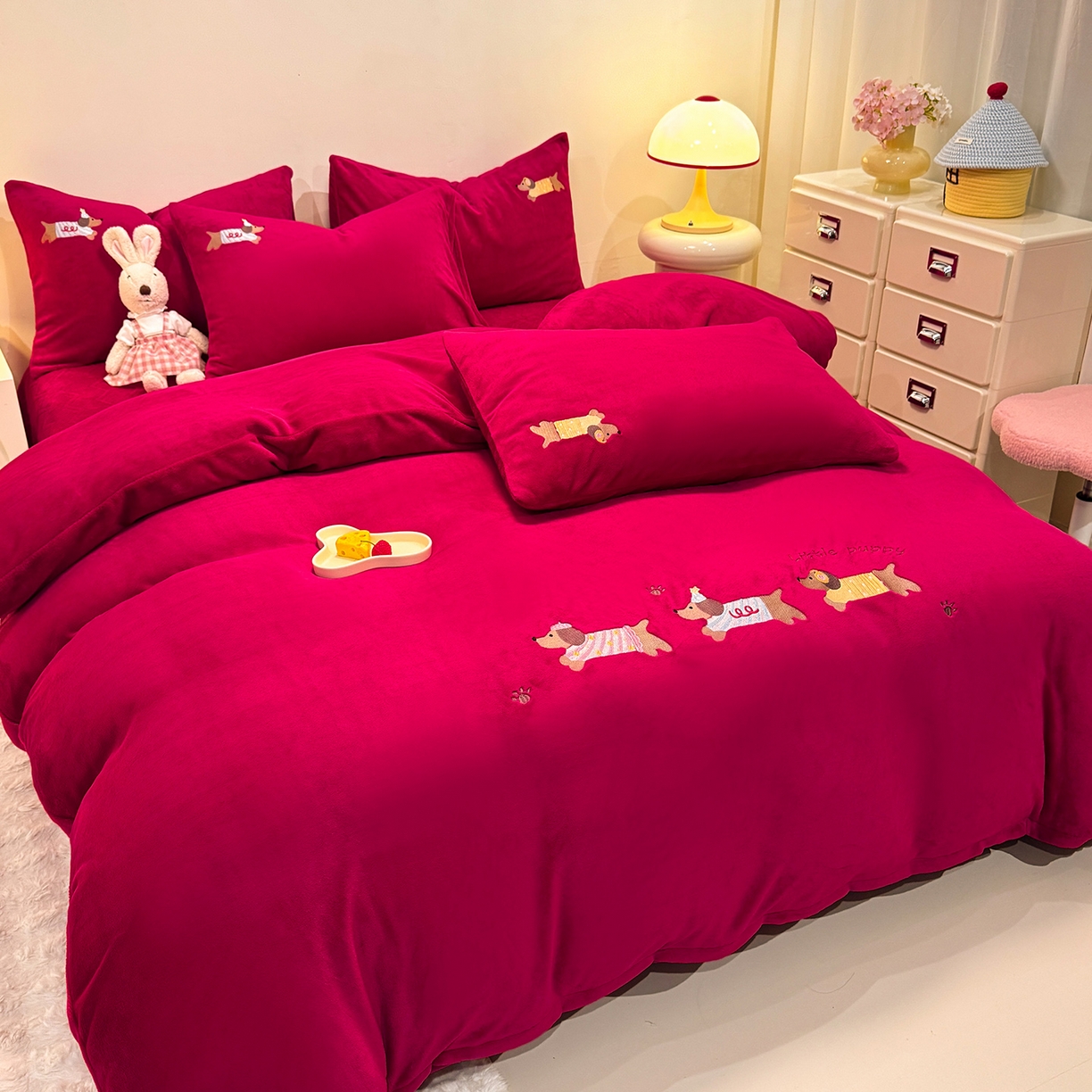 91家纺网 家纺一手货源 找家纺 新方向 2025新款全消光A类刺绣牛奶绒四件套-腊肠狗 腊肠狗-洋酒红