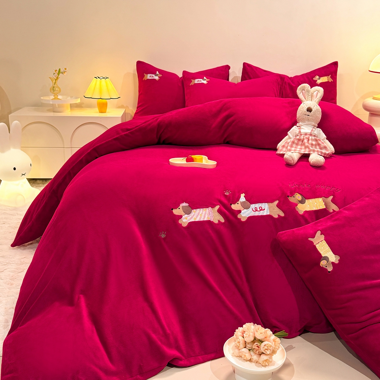 91家纺网 家纺一手货源 找家纺 新方向 2025新款全消光A类刺绣牛奶绒四件套-腊肠狗 腊肠狗-洋酒红