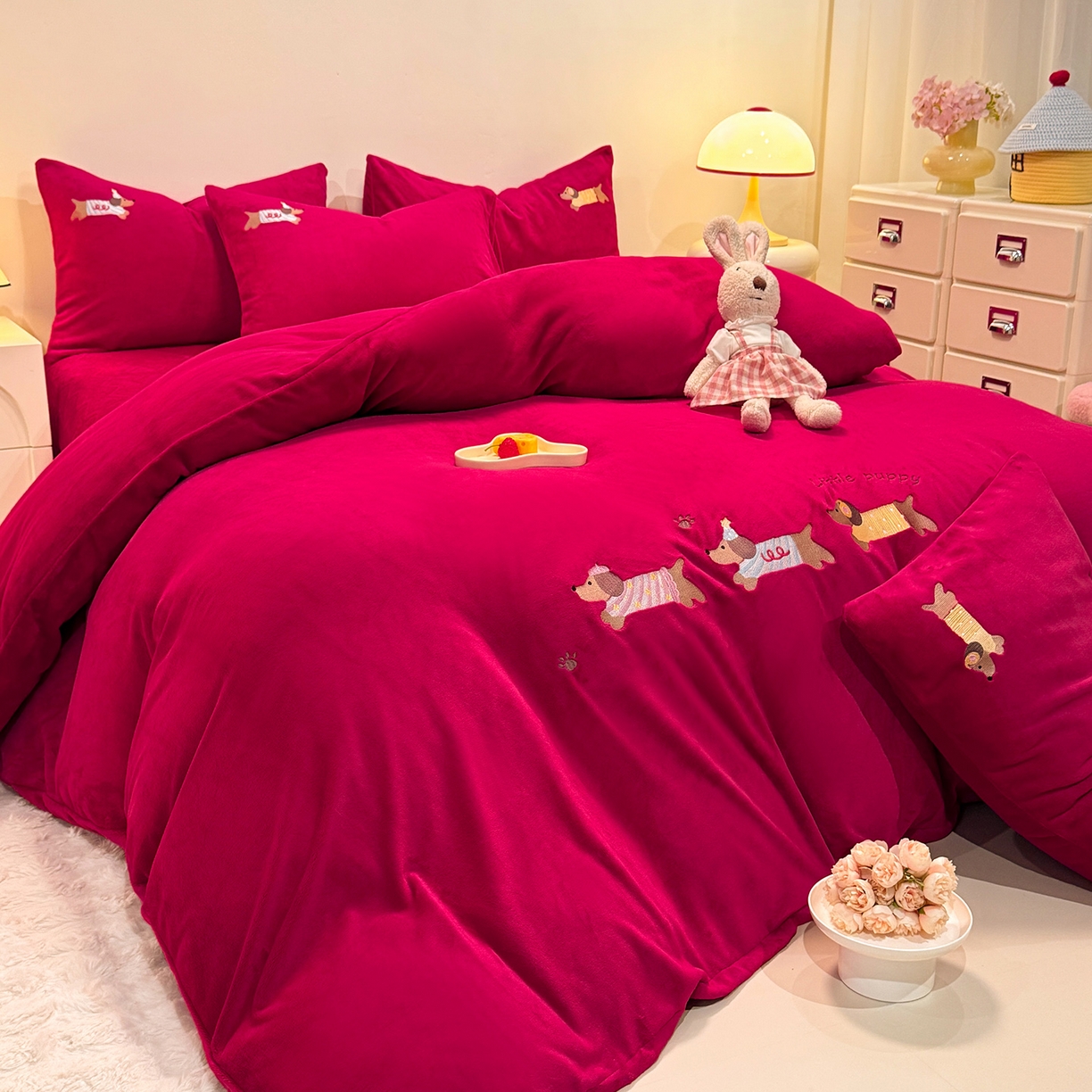 91家纺网 家纺一手货源 找家纺 新方向 2025新款全消光A类刺绣牛奶绒四件套-腊肠狗 腊肠狗-洋酒红